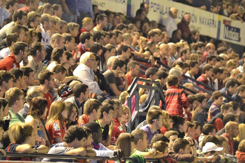 Búscate en la grada del estadio Reyno de Navarra durante el partido que han disputado este martes Osasuna y Sevilla, que ha terminado con empate a cero en el marcador.