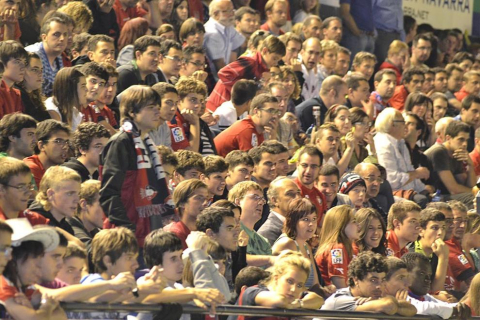 Búscate en la grada del estadio Reyno de Navarra durante el partido que han disputado este martes Osasuna y Sevilla, que ha terminado con empate a cero en el marcador.
