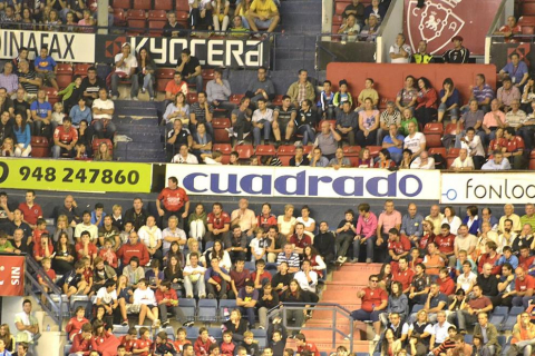 Búscate en la grada del estadio Reyno de Navarra durante el partido que han disputado este martes Osasuna y Sevilla, que ha terminado con empate a cero en el marcador.