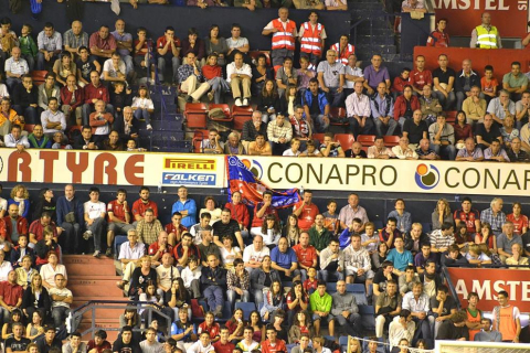 Búscate en la grada del estadio Reyno de Navarra durante el partido que han disputado este martes Osasuna y Sevilla, que ha terminado con empate a cero en el marcador.