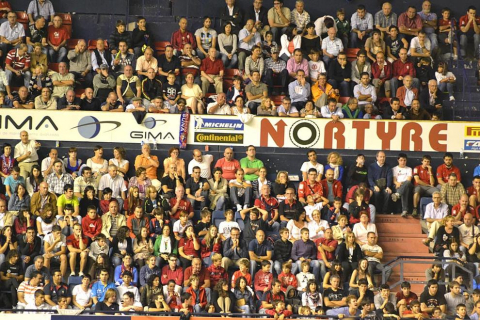 Búscate en la grada del estadio Reyno de Navarra durante el partido que han disputado este martes Osasuna y Sevilla, que ha terminado con empate a cero en el marcador.