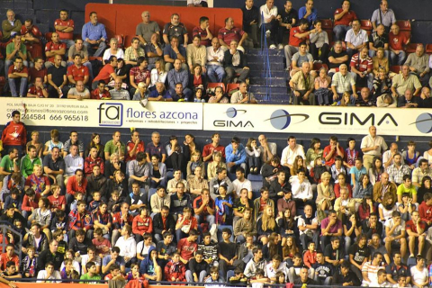 Búscate en la grada del estadio Reyno de Navarra durante el partido que han disputado este martes Osasuna y Sevilla, que ha terminado con empate a cero en el marcador.
