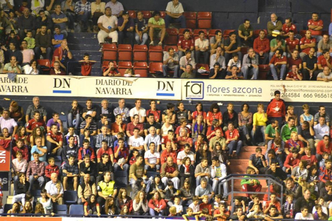 Búscate en la grada del estadio Reyno de Navarra durante el partido que han disputado este martes Osasuna y Sevilla, que ha terminado con empate a cero en el marcador.