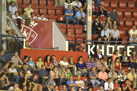Búscate en la grada del estadio Reyno de Navarra durante el partido que han disputado este martes Osasuna y Sevilla, que ha terminado con empate a cero en el marcador.