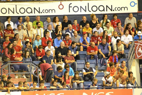 Búscate en la grada del estadio Reyno de Navarra durante el partido que han disputado este martes Osasuna y Sevilla, que ha terminado con empate a cero en el marcador.