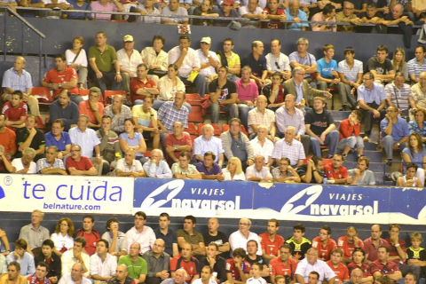 Búscate en la grada del estadio Reyno de Navarra durante el partido que han disputado este martes Osasuna y Sevilla, que ha terminado con empate a cero en el marcador.