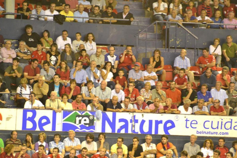 Búscate en la grada del estadio Reyno de Navarra durante el partido que han disputado este martes Osasuna y Sevilla, que ha terminado con empate a cero en el marcador.
