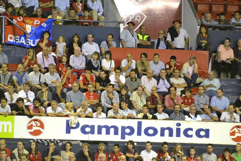 Búscate en la grada del estadio Reyno de Navarra durante el partido que han disputado este martes Osasuna y Sevilla, que ha terminado con empate a cero en el marcador.
