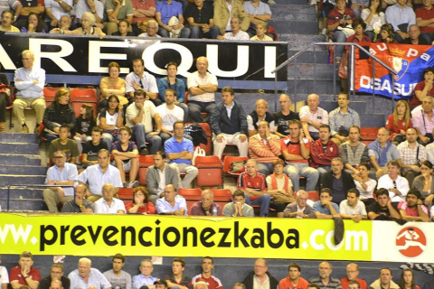 Búscate en la grada del estadio Reyno de Navarra durante el partido que han disputado este martes Osasuna y Sevilla, que ha terminado con empate a cero en el marcador.