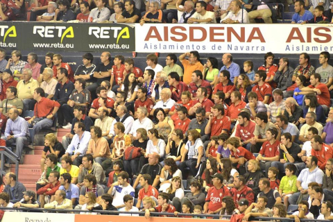 Búscate en la grada del estadio Reyno de Navarra durante el partido que han disputado este martes Osasuna y Sevilla, que ha terminado con empate a cero en el marcador.