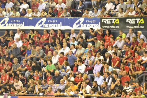 Búscate en la grada del estadio Reyno de Navarra durante el partido que han disputado este martes Osasuna y Sevilla, que ha terminado con empate a cero en el marcador.