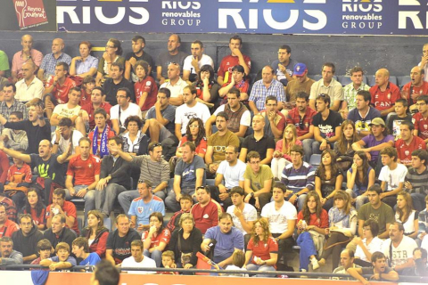 Búscate en la grada del estadio Reyno de Navarra durante el partido que han disputado este martes Osasuna y Sevilla, que ha terminado con empate a cero en el marcador.