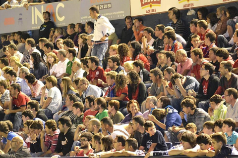 Búscate en la grada del estadio Reyno de Navarra durante el partido que han disputado este martes Osasuna y Sevilla, que ha terminado con empate a cero en el marcador.