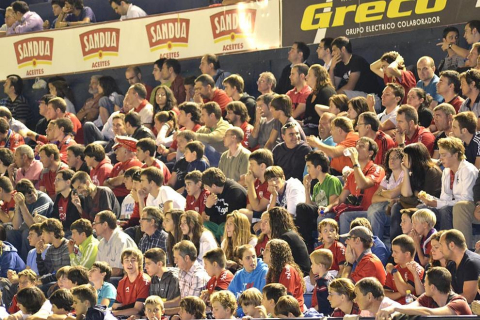 Búscate en la grada del estadio Reyno de Navarra durante el partido que han disputado este martes Osasuna y Sevilla, que ha terminado con empate a cero en el marcador.