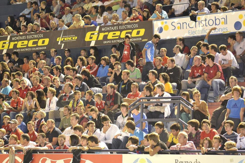 Búscate en la grada del estadio Reyno de Navarra durante el partido que han disputado este martes Osasuna y Sevilla, que ha terminado con empate a cero en el marcador.