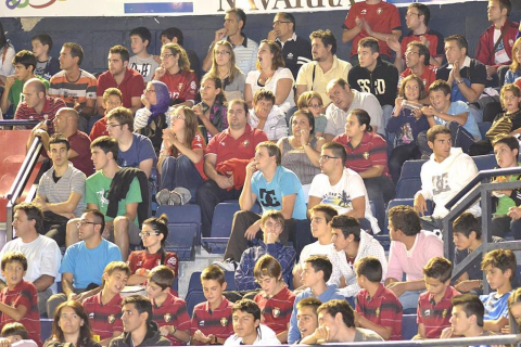 Búscate en la grada del estadio Reyno de Navarra durante el partido que han disputado este martes Osasuna y Sevilla, que ha terminado con empate a cero en el marcador.