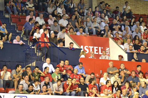 Búscate en la grada del estadio Reyno de Navarra durante el partido que han disputado este martes Osasuna y Sevilla, que ha terminado con empate a cero en el marcador.