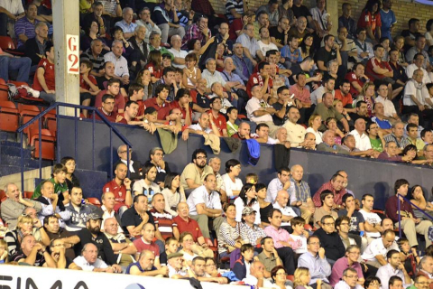 Búscate en la grada del estadio Reyno de Navarra durante el partido que han disputado este martes Osasuna y Sevilla, que ha terminado con empate a cero en el marcador.