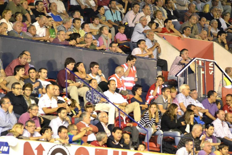 Búscate en la grada del estadio Reyno de Navarra durante el partido que han disputado este martes Osasuna y Sevilla, que ha terminado con empate a cero en el marcador.