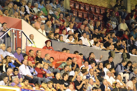 Búscate en la grada del estadio Reyno de Navarra durante el partido que han disputado este martes Osasuna y Sevilla, que ha terminado con empate a cero en el marcador.