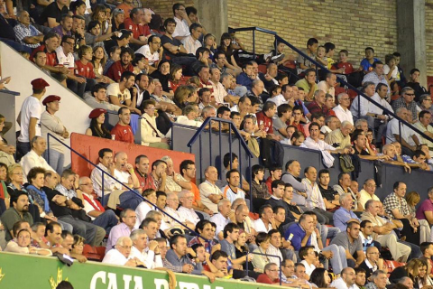 Búscate en la grada del estadio Reyno de Navarra durante el partido que han disputado este martes Osasuna y Sevilla, que ha terminado con empate a cero en el marcador.