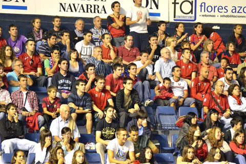 Búscate en la grada del estadio Reyno de Navarra durante el partido que han disputado este martes Osasuna y Sevilla, que ha terminado con empate a cero en el marcador.