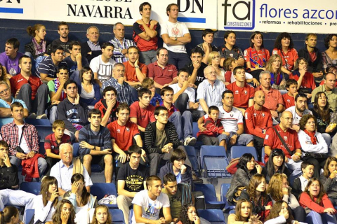 Búscate en la grada del estadio Reyno de Navarra durante el partido que han disputado este martes Osasuna y Sevilla, que ha terminado con empate a cero en el marcador.