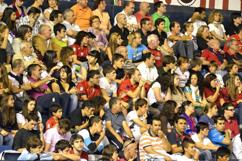 Búscate en la grada del estadio Reyno de Navarra durante el partido que han disputado este martes Osasuna y Sevilla, que ha terminado con empate a cero en el marcador.