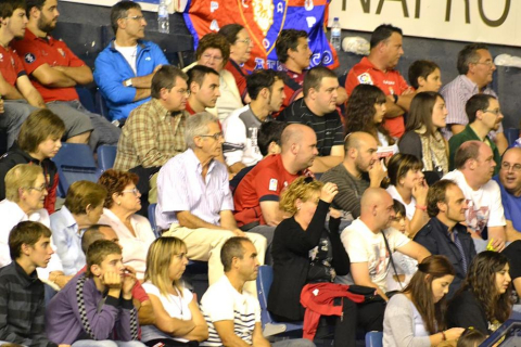 Búscate en la grada del estadio Reyno de Navarra durante el partido que han disputado este martes Osasuna y Sevilla, que ha terminado con empate a cero en el marcador.