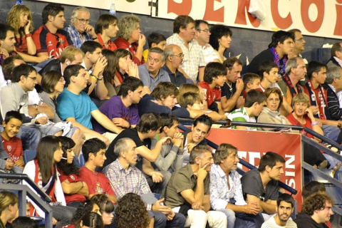 Búscate en la grada del estadio Reyno de Navarra durante el partido que han disputado este martes Osasuna y Sevilla, que ha terminado con empate a cero en el marcador.