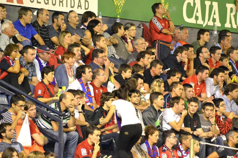 Búscate en la grada del estadio Reyno de Navarra durante el partido que han disputado este martes Osasuna y Sevilla, que ha terminado con empate a cero en el marcador.