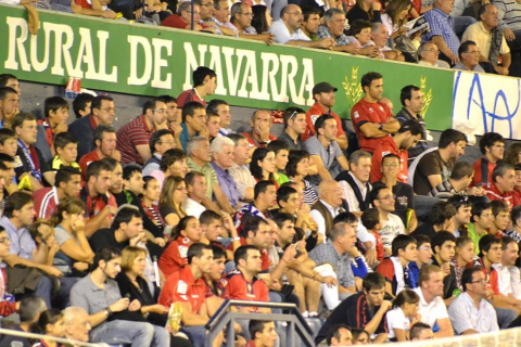 Búscate en la grada del estadio Reyno de Navarra durante el partido que han disputado este martes Osasuna y Sevilla, que ha terminado con empate a cero en el marcador.