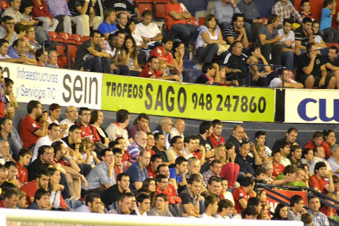 Búscate en la grada del estadio Reyno de Navarra durante el partido que han disputado este martes Osasuna y Sevilla, que ha terminado con empate a cero en el marcador.