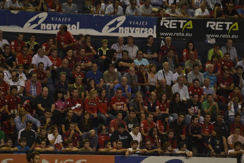 Búscate en la grada del estadio Reyno de Navarra durante el partido que han disputado este martes Osasuna y Sevilla, que ha terminado con empate a cero en el marcador.