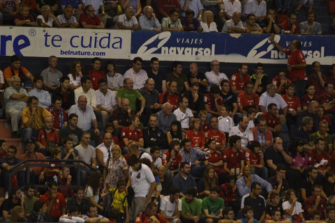 Búscate en la grada del estadio Reyno de Navarra durante el partido que han disputado este martes Osasuna y Sevilla, que ha terminado con empate a cero en el marcador.