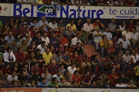 Búscate en la grada del estadio Reyno de Navarra durante el partido que han disputado este martes Osasuna y Sevilla, que ha terminado con empate a cero en el marcador.