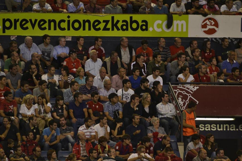 Búscate en la grada del estadio Reyno de Navarra durante el partido que han disputado este martes Osasuna y Sevilla, que ha terminado con empate a cero en el marcador.