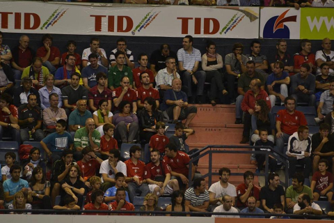 Búscate en la grada del estadio Reyno de Navarra durante el partido que han disputado este martes Osasuna y Sevilla, que ha terminado con empate a cero en el marcador.
