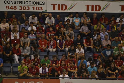 Búscate en la grada del estadio Reyno de Navarra durante el partido que han disputado este martes Osasuna y Sevilla, que ha terminado con empate a cero en el marcador.