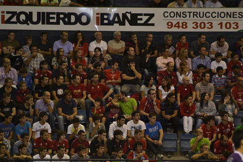 Búscate en la grada del estadio Reyno de Navarra durante el partido que han disputado este martes Osasuna y Sevilla, que ha terminado con empate a cero en el marcador.