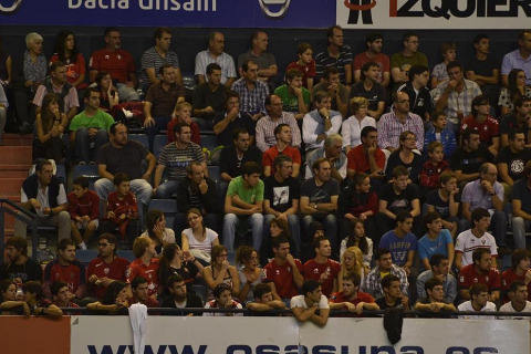 Búscate en la grada del estadio Reyno de Navarra durante el partido que han disputado este martes Osasuna y Sevilla, que ha terminado con empate a cero en el marcador.
