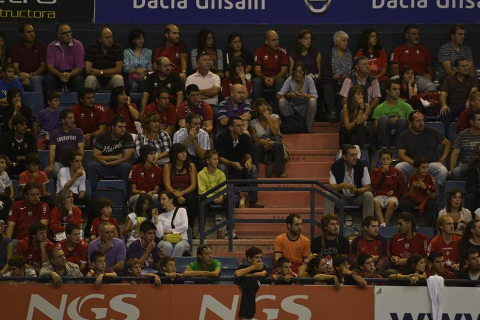 Búscate en la grada del estadio Reyno de Navarra durante el partido que han disputado este martes Osasuna y Sevilla, que ha terminado con empate a cero en el marcador.