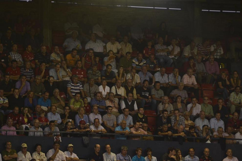 Búscate en la grada del estadio Reyno de Navarra durante el partido que han disputado este martes Osasuna y Sevilla, que ha terminado con empate a cero en el marcador.