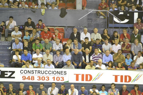 Búscate en la grada del estadio Reyno de Navarra durante el partido que han disputado este martes Osasuna y Sevilla, que ha terminado con empate a cero en el marcador.