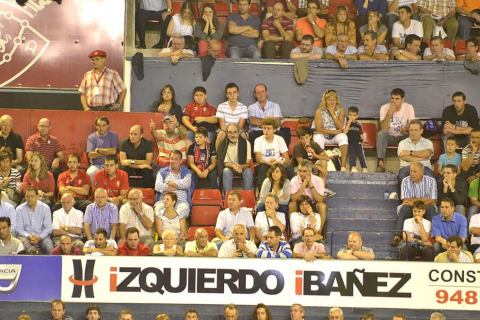 Búscate en la grada del estadio Reyno de Navarra durante el partido que han disputado este martes Osasuna y Sevilla, que ha terminado con empate a cero en el marcador.