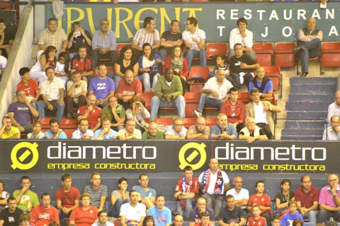Búscate en la grada del estadio Reyno de Navarra durante el partido que han disputado este martes Osasuna y Sevilla, que ha terminado con empate a cero en el marcador.