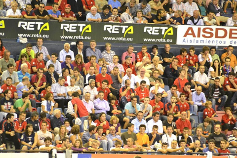 Búscate en la grada del estadio Reyno de Navarra durante el partido que han disputado este martes Osasuna y Sevilla, que ha terminado con empate a cero en el marcador.