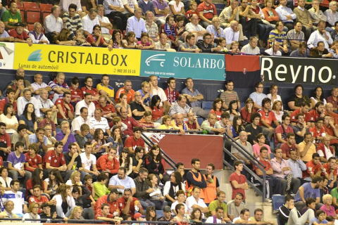 Búscate en la grada del estadio Reyno de Navarra durante el partido que han disputado este martes Osasuna y Sevilla, que ha terminado con empate a cero en el marcador.