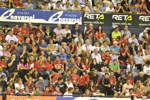 Búscate en la grada del estadio Reyno de Navarra durante el partido que han disputado este martes Osasuna y Sevilla, que ha terminado con empate a cero en el marcador.