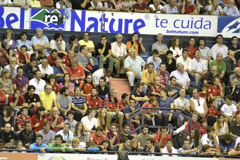 Búscate en la grada del estadio Reyno de Navarra durante el partido que han disputado este martes Osasuna y Sevilla, que ha terminado con empate a cero en el marcador.